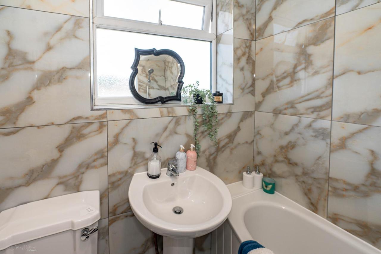 4 Bedrooms,2 Bathrooms House With Free Parking Plumstead  Extérieur photo