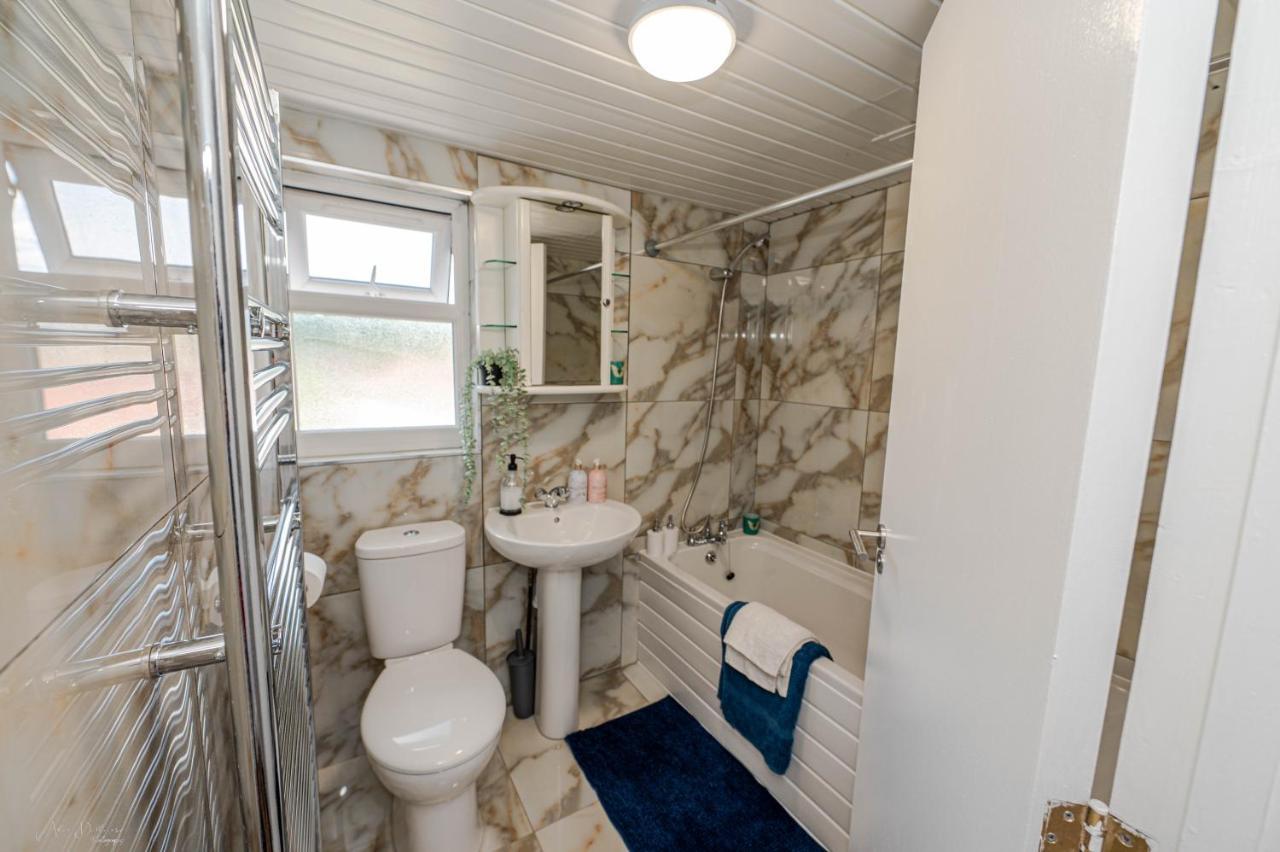 4 Bedrooms,2 Bathrooms House With Free Parking Plumstead  Extérieur photo