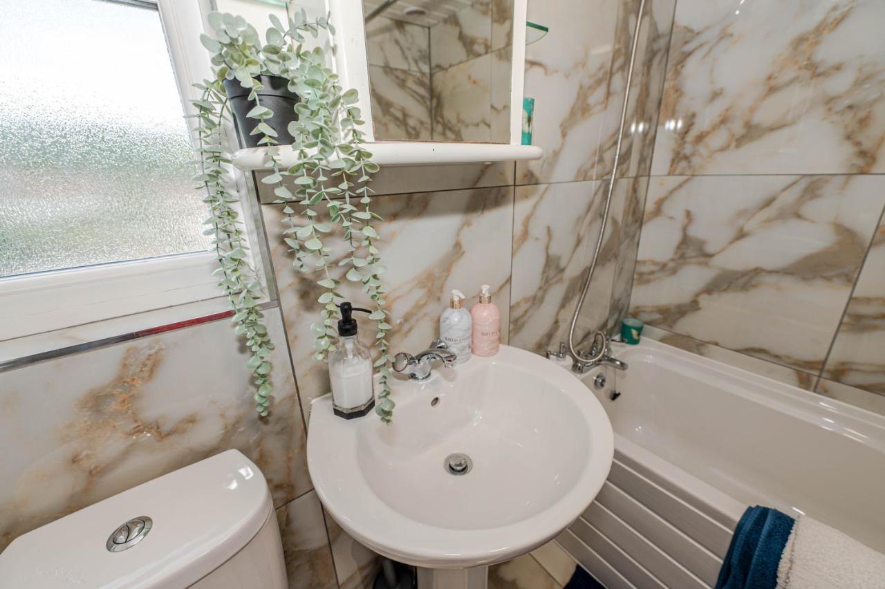 4 Bedrooms,2 Bathrooms House With Free Parking Plumstead  Extérieur photo