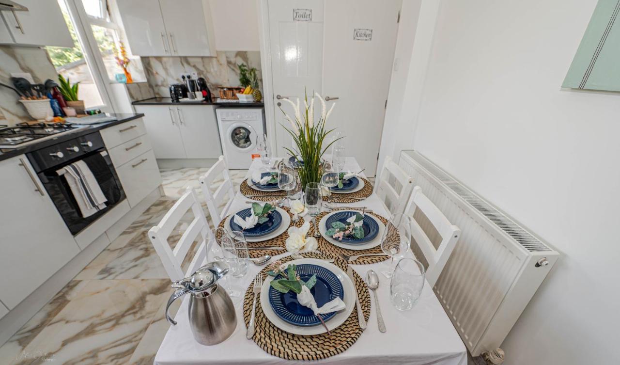 4 Bedrooms,2 Bathrooms House With Free Parking Plumstead  Extérieur photo