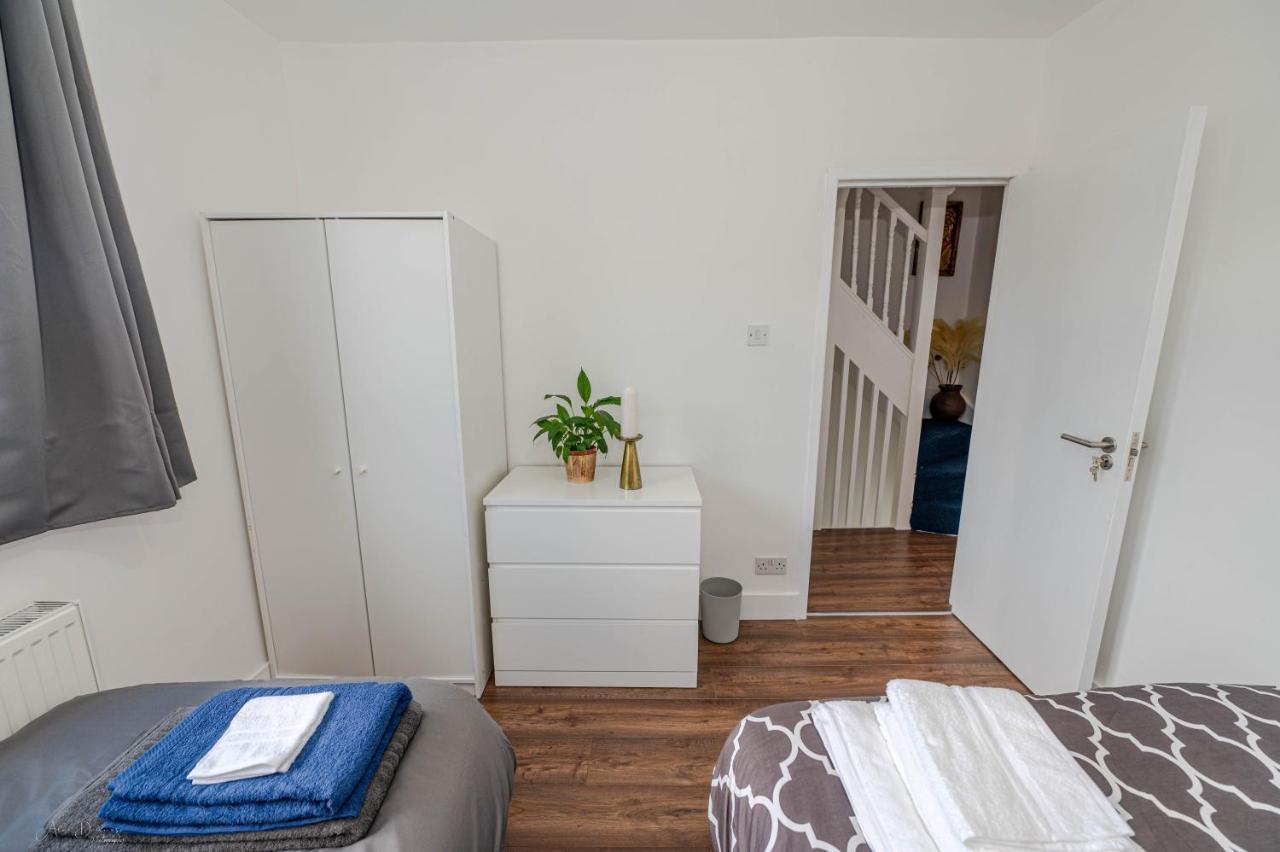 4 Bedrooms,2 Bathrooms House With Free Parking Plumstead  Extérieur photo