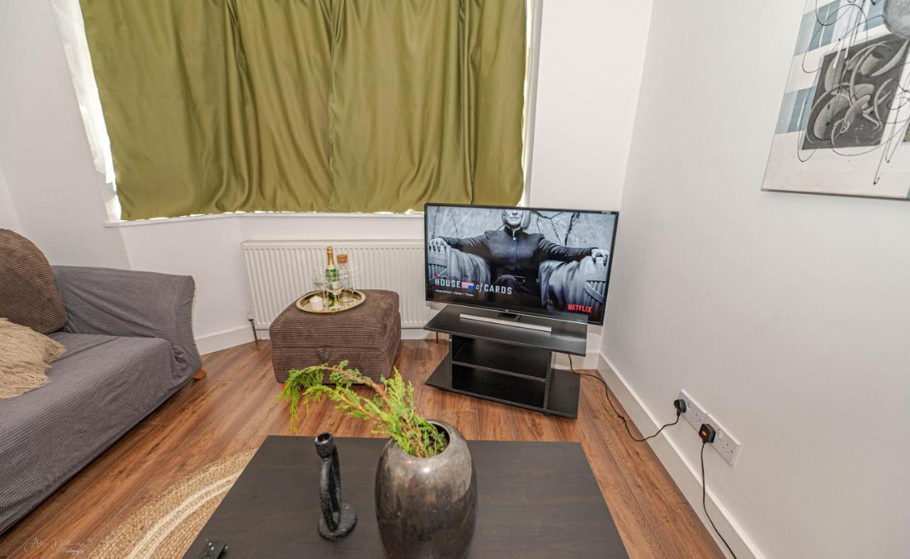 4 Bedrooms,2 Bathrooms House With Free Parking Plumstead  Extérieur photo